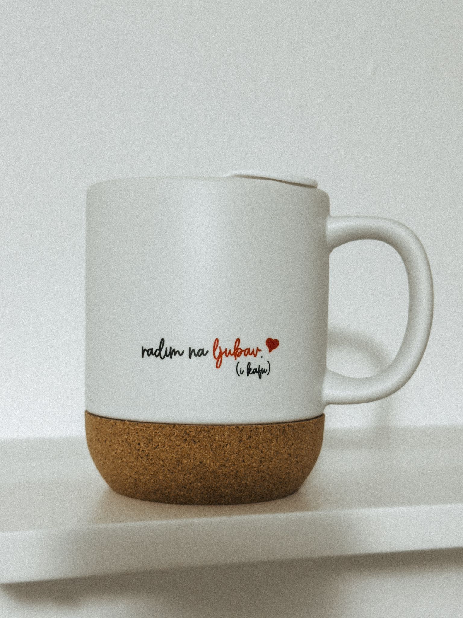 Šolja sa plutom i poklopcem #radim na ljubav Šolja sa plutom i poklopcem #radim na ljubav